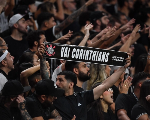 Torcedores que xingaram criança são identificados e proibidos na arena